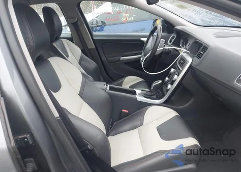 2016 Volvo S60 Cross Country T5 Platinum z USA, uszkodzony, nr VIN YV4612UMXG2000860